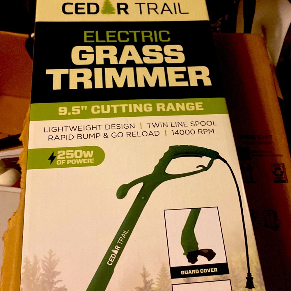NWT Electric grass trimmer 9.5 inch cutting range.